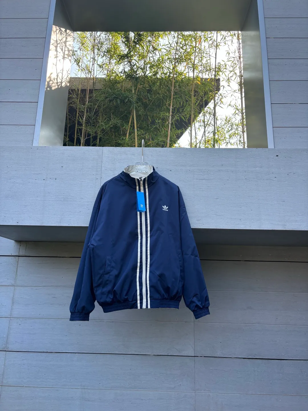Reversible thin jacket📝𝟭𝟬𝟲𝟴𝟳# Exclusive real shot/difference between various stolen pictures and online picture versions on the market [Top version·Adidas Adidas Clover Men's and Women's Same Stylel H REV JKT Jacket Official website synchronization] ✅Full set of 1:1 customized accessories ➕Customized three-label ➕𝗬𝘂𝗮𝗻 version hang tag ➕𝗹𝗼𝗴𝗼 packaging bag🔥 ➕Scan the tag to enter the official website. ✅The top version, ins Xiaohongshu has many bloggers wearing it. ✅Adi’s absolute Hot Sale star Same Style details are online, feel free to compare! Classic embroidery on the chest, fixed color and classic three-bar stripes, Classic will never go out of style! Versatile is not picky, the original model is perfect for the upper body, so buy it with your eyes closed! "Self-view of quality control with real photos of store owner's details" What you see is what you get # Full text real photos 📷 Never save a penny of cost! ! ! ⭕The high version of the best products🐮is different from the junk products in the market🗯️The same picture but different prices means different versions. ❌Don’t be fooled by the same copywriters and pirated pictures from outside that mix and distribute high-luxury pictures at low prices. After comparing the quality, you will know where the gap is. Don’t lie. I don’t guarantee that my products are the cheapest, but I definitely guarantee that they are worth every penny of your hard-earned money! ‼ ️We don’t slash prices or lower prices, we supply products with heart and only make high-end versions!!! Breasts Jimei must see the details of my home clearly, the pictures of my home are all taken by the owner himself❤️ Color: White Size: S-XXL